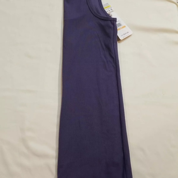 NEW WITH TAGS Under Armour Women's HEAT GEAR FITTED COMPRESSION FITTED SLEEVELES - Picture 6 of 6